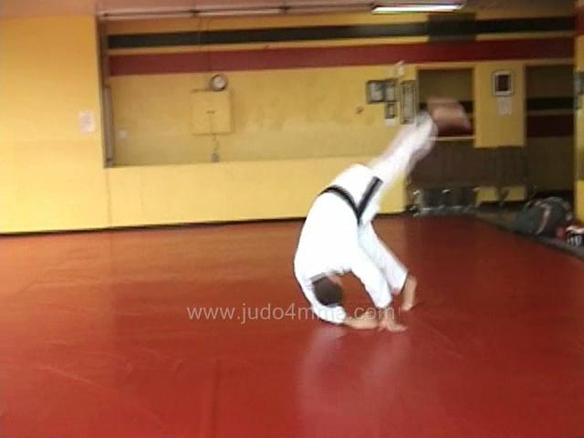 Click for a video showing how to do a Traditional Judo breakfall technique called Chugaeri - Shoulder Roll.